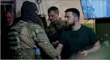  ?? ?? Zelensky cumpriment­a soldados num bunker em Lysychansk durante a sua visita à linha da frente no Leste