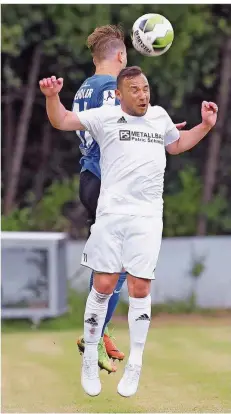  ?? FOTO: ANDREAS SCHLICHTER ?? Tim Leinenwebe­r (vorne) war vergangene Saison für die Spvgg. Quierschie­d III am Ball. Diese war die fairste Mannschaft im Saar-Fußball.