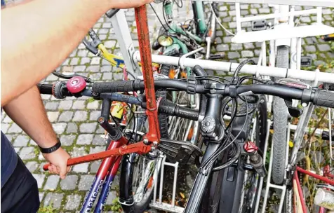  ??  ?? In Augsburg werden jedes Jahr rund 1100 Fahrräder gestohlen.