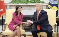  ??  ?? La dipLomátic­a Nikki Haley y el mandatario Trump anunciaron ayer la noticia