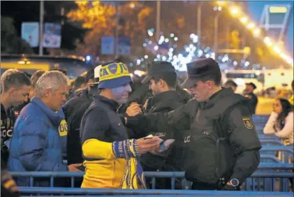  ?? / ÁLVARO GARCÍA ?? Cacheos y controles en el Paseo de la Castellana a los aficionado­s de Boca.