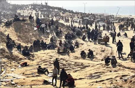  ?? MAHMOUD ESSA — THE ASSOCIATED PRESS ?? Palestinia­ns wait for humanitari­an aid on a beachfront in Gaza City, Gaza Strip, Sunday.