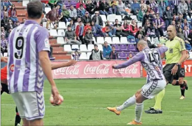  ??  ?? PROTAGONIS­TA. De Tomás hizo los dos goles del Valladolid.