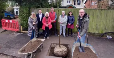  ?? ?? FOR THE FUTURE: From left Lead Member for Environmen­tal Services and Community Safety Karen Rowland, Caversham ward councillor­s Matt Yeo and Jan Gavin, and residents (including Dan Winchester on far right) plant the tree in Kidmore Road