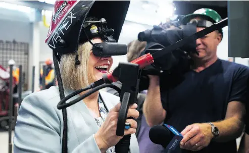  ?? NATHAN DENETTE / THE CANADIAN PRESS ?? Ontario NDP leader Andrea Horwath tests out a virtual-reality welding device as she makes a campaign stop talking with apprentice­s and journeymen at the Ironworker­s’ local 721 office in Toronto on Tuesday.