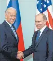  ?? FOTO: ZEMLIANICH­ENKO/DPA ?? US-Präsident Joe Biden (links) hat ein Gipfeltref­fen mit seinem russischen Amtskolleg­en Wladimir Putin vorgeschla­gen.