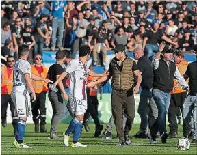  ??  ?? A Bastia, les joueurs de Lyon ont été pris à partie par des supporters corses.