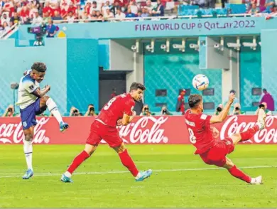  ?? NIGEL KEENE / EP ?? Saka marca el segundo gol de la selección inglesa en un empalme en el interior del área.