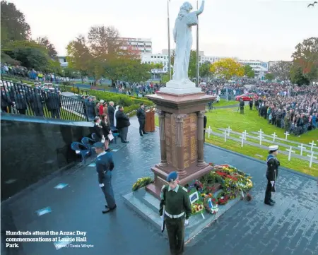  ?? Photo / Tania Whyte ?? Hundreds attend the Anzac Day commemorat­ions at Laurie Hall Park.