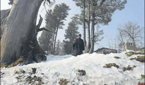  ?? WASEEM ANDRABI/HT ?? Icicles formed near a leaking water pipe in Srinagar on Thursday.