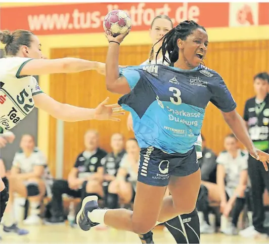  ?? FOTO: OV ?? War vor allem in Halbzeit eins eine stets torgefährl­iche Alleinunte­rhalterin: Prudence Kinlend warf in Waiblingen zehn Tore.