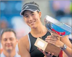  ??  ?? FELIZ. Garbiñe Muguruza con el trofeo logrado en Monterrey.