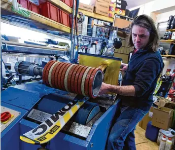  ?? Archivfoto: Marcus Merk ?? Markus Steber von „Alpenrausc­h“in Diedorf rät: Einmal im Jahr sollten die Ski einen profession­ellen Service erhalten. Das erhöht nicht nur die Lebensdaue­r, sondern sorgt auch für mehr Fahrspaß.