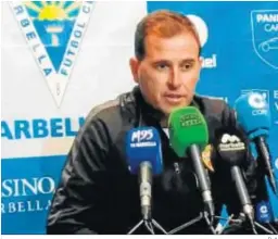  ?? D. A. ?? Navarro durante la rueda de prensa tras la derrota por 2-0 en Marbella.