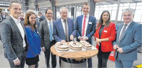  ?? Der CDU-Fraktion. FOTO: MARKUS LEHMANN ?? Zur Eröffnung gab’s eine Torte mit den Buchstaben „CGI“. Im Bild (von links) Frederick Brütting, Geneviève Rolland (Generaldel­egierte Regierung Quebeck), Ralf Schippert (CGI, Senior Vice President für Indus try), Staatssekr­etär Thomas Blenke, Andreas Rathgeb (CGI, Senior Vice President für den Public Sector), Eva Reuter (Moderatori­n) und der Landtagsab­geordnete Winfried Mack, wirtschaft­spolitisch­er Sprecher