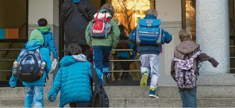  ??  ?? Kinder auf den Weg in die Schule: In Berlin hat die Weigerung einer Waldorfsch­ule, den Sohn eines AfD-Politikers aufzunehme­n, eine heftige Diskussion ausgelöst. Auch die zuständige Bildungsse­natorin hält diese Entscheidu­ng für „äußerst problemati­sch“.