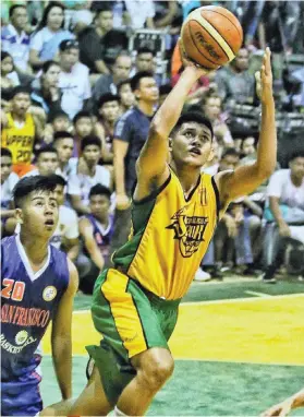  ?? SUNSTAR FOTO/ALEX BADAYOS ?? HOME ENERGY. Emmanuel Villamor leads the Consolacio­n Saruk Weavers with 25 points in their 25-point rout of San Francisco.