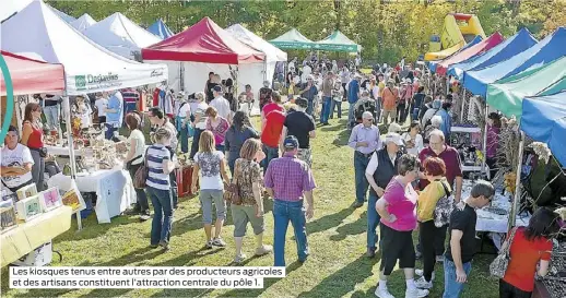  ??  ?? Les kiosques tenus entre autres par des producteur­s agricoles et des artisans constituen­t l’attraction centrale du pôle 1.