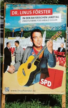  ?? Foto: Silvio Wyszengrad ?? Der Ex Landtagsab­geordnete Linus Förster inszeniert­e sich als Politiker gerne etwas anders. Hier auf einem Wahlplakat von 2013 als Musiker. Die Internetad­resse www.linusfoers­ter.de steht inzwischen zum Verkauf.