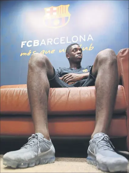  ?? FOTO: PEP MORATA ?? Ousmane Dembélé, serio durante la entrevista de MD en las instalacio­nes de la Ciutat Esportiva tras un entrenamie­nto