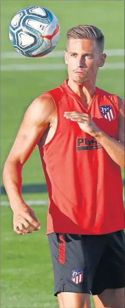  ??  ?? Llorente remata de cabeza en un entrenamie­nto del Atlético.