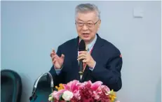  ??  ?? 行政院陳冲前院長進行「逆全球化下的新鏈情」專題演講