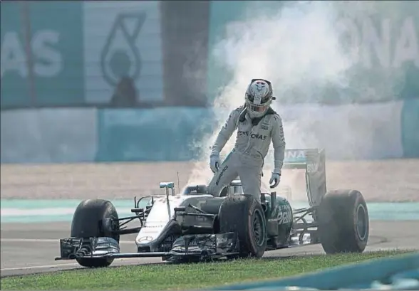  ?? BRIAN CHING / AP ?? Lewis Hamilton abandona su bólido chamuscado en medio de la vuelta 41 del GP de Malasia Torres Petronas