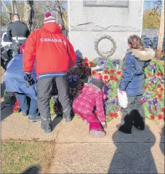  ?? SARAH EHLER ?? Clad in snowsuits, children lay wreaths at the base of the Kentville cenotaph.