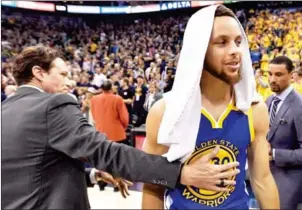  ?? GENE SWEENEY JR/GETTY IMAGES/AFP ?? Utah Jazz coach Quin Snyder congratula­tes Stephen Curry after the Golden State Warriors won the Western Conference semifinals on Monday.