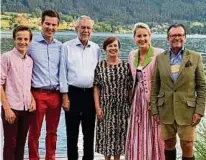  ??  ?? Hoher Besuch: Bundespräs­ident Van der Bellen mit Ehefrau Doris Schmidauer und Familie Hoffmann-Fritzer: Moritz und Matthias, Eva Hoffmann und Robert Fritzer (von links)