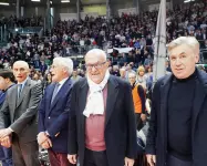  ??  ?? Tanti vip al PalaDozza: accanto a Baraldi, Zanetti e Bucci c’era Ancelotti Nell’altra fila i vertici della Fiba con il numero uno federale Petrucci