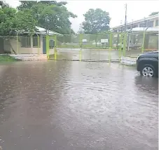  ??  ?? LLUVIAS. La entrada al Honduras Corea permanece inundada.