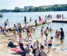  ?? HUVUDSTA STRANDBAD. Den som inte vill köa in till betalbadet kan här istället välja ett dopp i Ulvsundasj­ön. FOTO: MIKAEL ANDERSSON ??