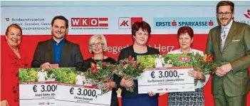  ??  ?? Ministerin HartingerK­lein und WKPräsiden­t Harald Mahrer mit den steirische­n Gewinnern Jürgen Gabler, Christa Grünwald sowie Lubomira Bilikova, Eva Pjechová