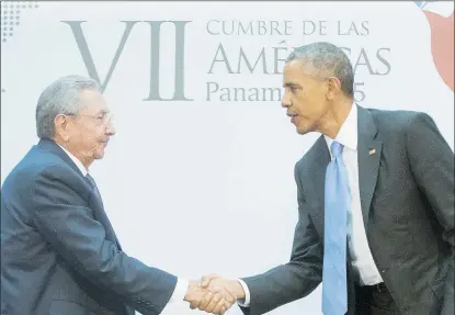  ??  ?? Obama y Raúl Castro en su primer encuentro durante la Cumbre de Las Américas efectuada en el 2015.