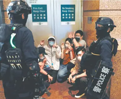  ??  ?? Cerca de 400 personas fueron detenidas por manifestar­se son jóvenes en defensa de la democracia contra la ley de seguridad, la mayoría