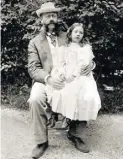  ??  ?? Die Patin: Emil Jellinek mit seiner Tochter Mercédès, (um 1895), unter deren Namen er Daimler-Automobile vermarktet­e.
