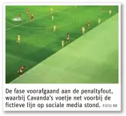  ?? FOTO RR ?? De fase voorafgaan­d aan de penaltyfou­t, waarbij Cavanda’s voetje net voorbij de fictieve lijn op sociale media stond.