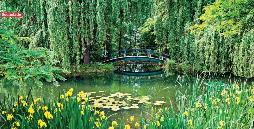  ??  ?? Giverny está aberto de 24 de Março a 1 de Novembro. Foi em 1883 que Monet se mudou. Os agricultor­es reagiram mal às suas plantas aquáticas: achavam que lhes ia envenenar o gado