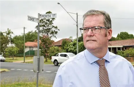  ?? Photo: Nev Madsen ?? SAFETY FIRST: Groom MP John McVeigh announces $700,000 funding for a roundabout at the intersecti­on of Perth and Cohoe Sts in Rangeville.