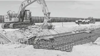  ?? FOTO CORTESIA ?? UN CONTRATIST­A PARA el Cuerpo de Ingenieros del Ejército utiliza maquinaria pesada para eliminar restos de construcci­ón en un tramo de la pared fronteriza al este de Yuma.