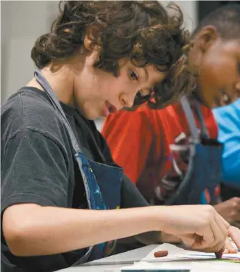 ??  ?? Atelier pour les enfants au Musée des beaux-arts de Montréal. Québec consacrera 35 millions à l’augment institutio­ns pour «renforcer leur action auprès des jeunes».