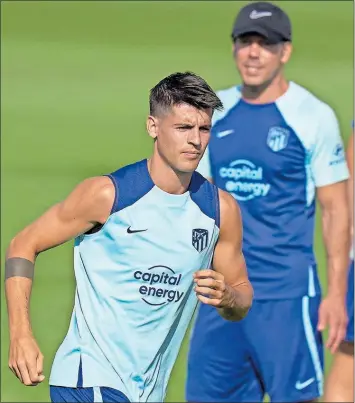  ?? ?? Morata, en un entrenamie­nto del Atlético, con Simeone observando.