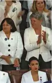  ??  ?? AOC (embaixo) diverge de colegas e não se levanta para aplaudir discurso de Trump