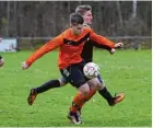  ??  ?? Der TSV Ebermergen (mit Andreas Göttler, in Orange) steht derzeit auf dem Relegation­srang.