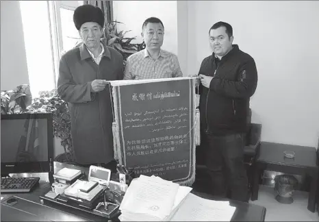  ??  ?? From top: Local farmers present Liu Hu (center) with a silk banner to thank him for his work;