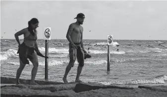  ?? Yi-Chin Lee / Staff photograph­er ?? A red flag warning was in place for strong rip currents at Galveston beaches on Sunday. Adults who knew how to swim were recommende­d to stay in water no more than waist deep.