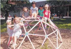  ?? FOTO: KURT ZIEGER ?? Das Kletterhau­s im Kindergart­en „Kleiner Biber“in Altheim ist heiß begehrt.