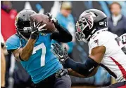  ?? CHRIS O’MEARA/AP ?? The Jaguars’ Tavon Austin makes a TD reception Sunday in front of the Falcons’ Richie Grant in Jacksonvil­le. Grant made three tackles, two tackles for loss and a special teams tackle against the Jaguars.