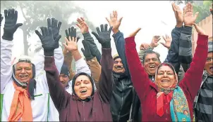  ?? SUBHANKAR CHAKRABORT­Y/HT PHOTO ?? ▪ Laughter club members at Golden Jubilee Park in Sector 25, Indira Nagar, Lucknow.